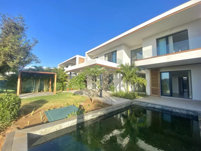 Sumptuous villa in a calm and green setting