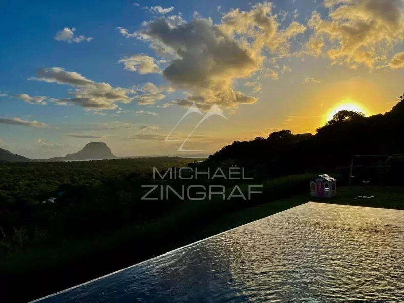 Villa in a residential area with superb view on the Morne Brabant