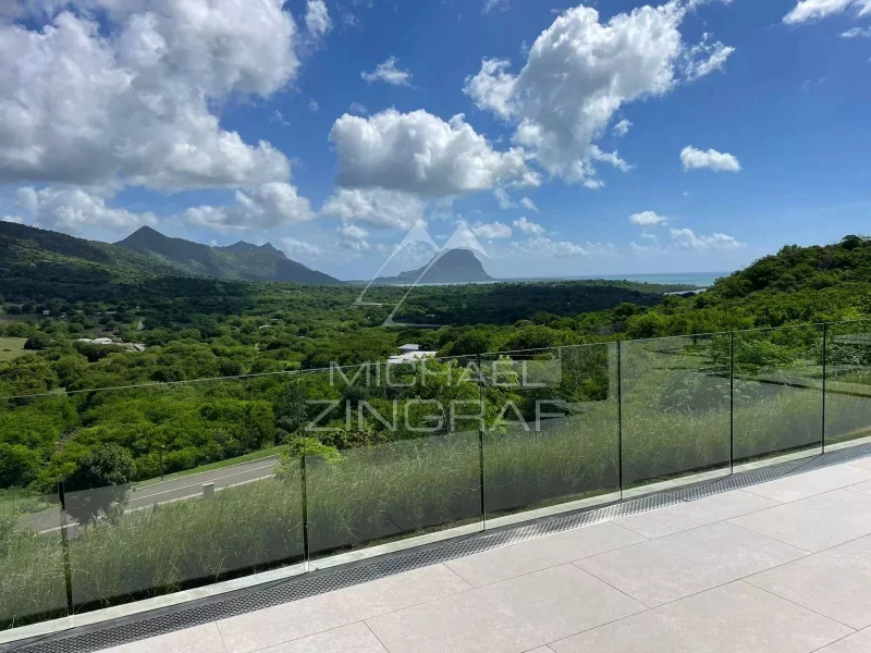 Villa in a residential area with superb view on the Morne Brabant