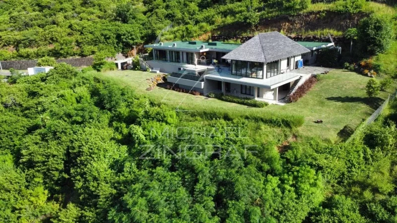 Villa in a residential area with superb view on the Morne Brabant