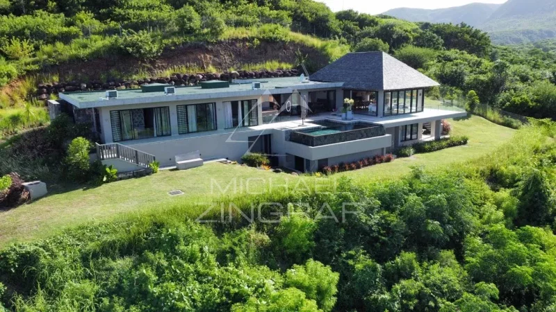 Villa in a residential area with superb view on the Morne Brabant