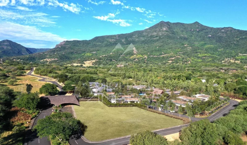 Exclusive Villa Nestled Between Lagoon and Mountains – Black River