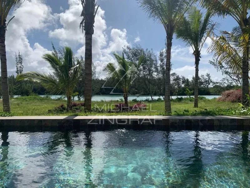 Beachfront Villa in a residence in Calodyne