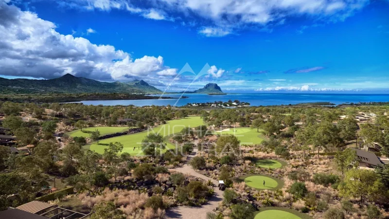 Terrain de 2061m2 sur Golf et accès mer