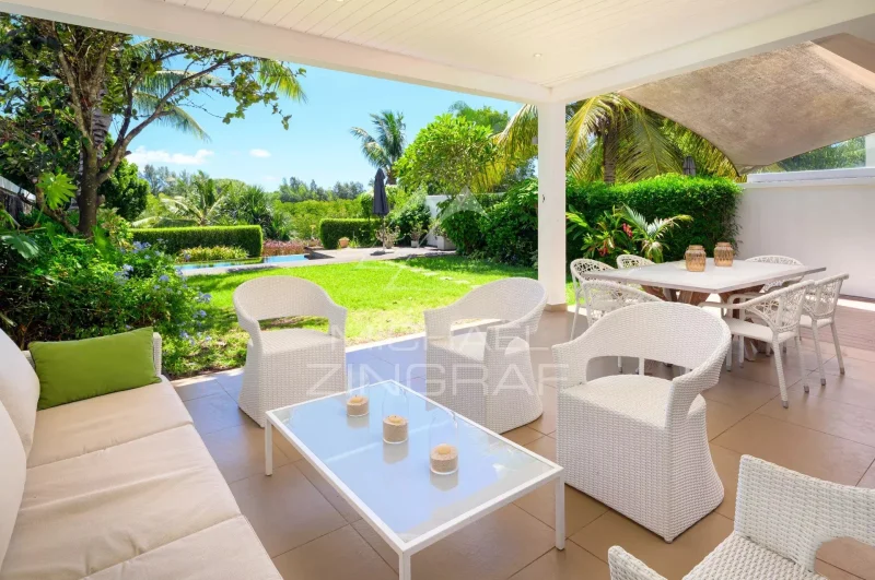 Maison mitoyenne de 4 chambres avec piscine et jardin  privée