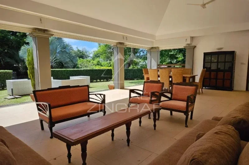 Außergewöhnliche Villa in einer grünen Oase