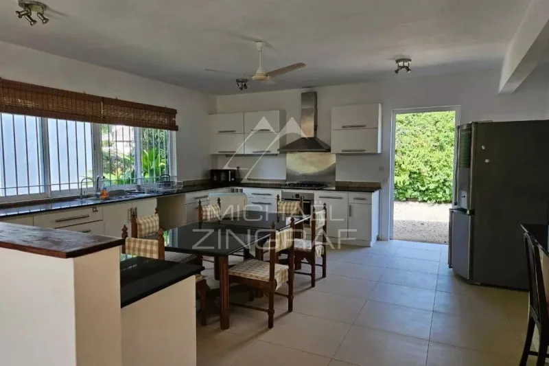 Außergewöhnliche Villa in einer grünen Oase