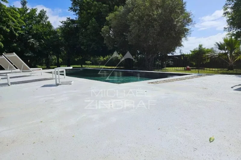 Außergewöhnliche Villa in einer grünen Oase