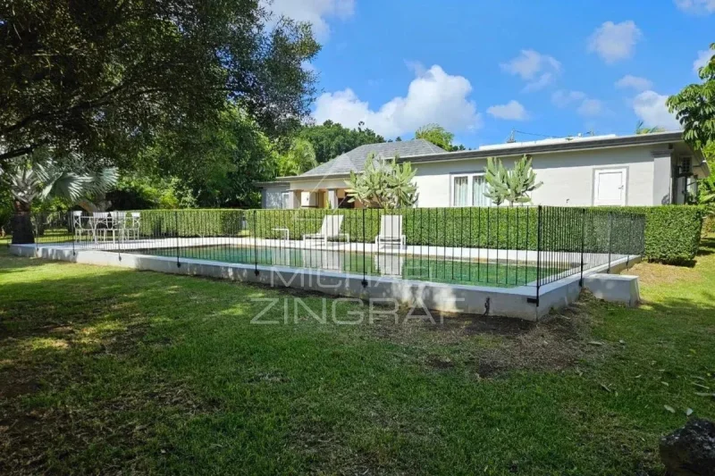 Außergewöhnliche Villa in einer grünen Oase