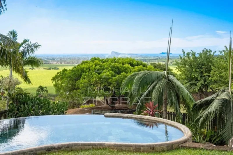 Villa d'Exception avec Vue Panoramique au sein d'un Domaine Résidentiel Prestigieux