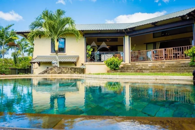 Villa d'Exception avec Vue Panoramique au sein d'un Domaine Résidentiel Prestigieux