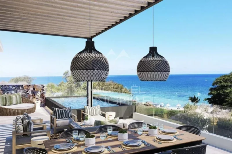 Luxuriöses Penthouse mit 4 Schlafzimmern in Balaclava – Panoramablick auf Golfplatz und Meer