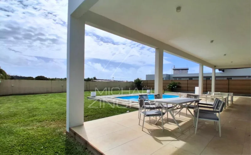 Villa familiale élégante avec piscine à Charmoses