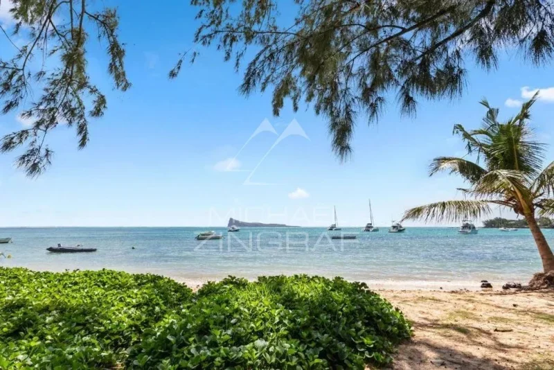 Elegant 3-Bedroom Apartment with Private Pool & Sea Views – Bain Bœuf